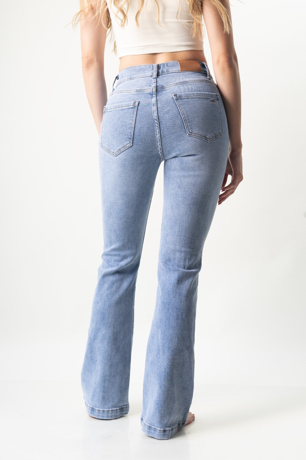Detalle de bolsillos traseros de flare jeans de mezclilla Light Blue.