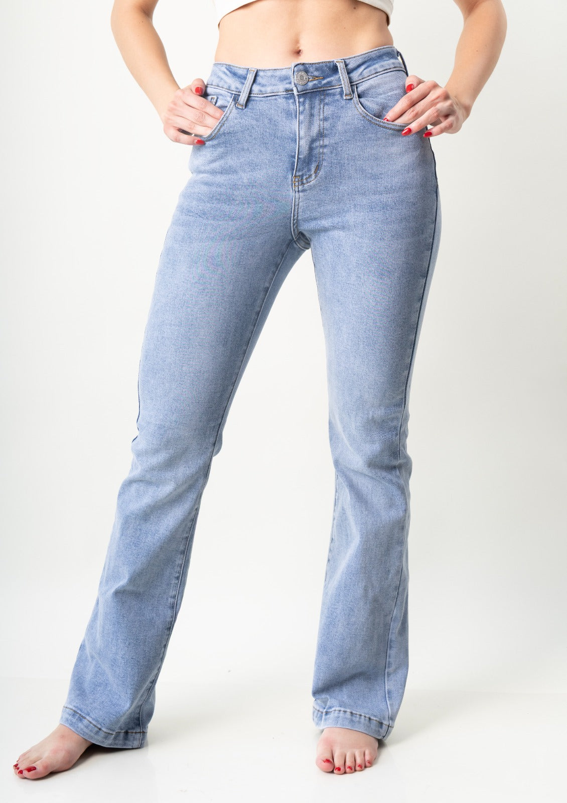 Flare jeans de mezclilla Light Blue para mujer, vista frontal.