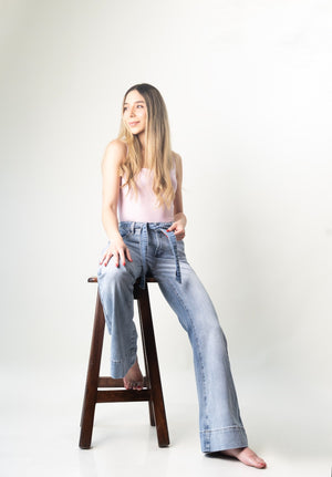 Flare jeans de mezclilla Light Blue con cinturón en modelo.
