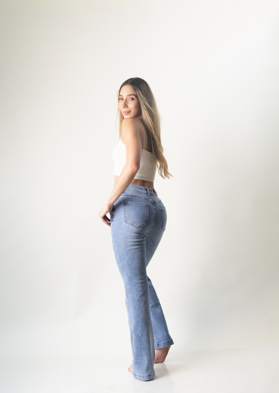 Flare jeans de mezclilla Light Blue para mujer, vista trasera.