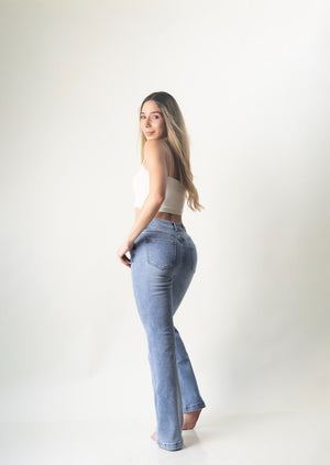 Flare jeans de mezclilla Light Blue para mujer, vista trasera.