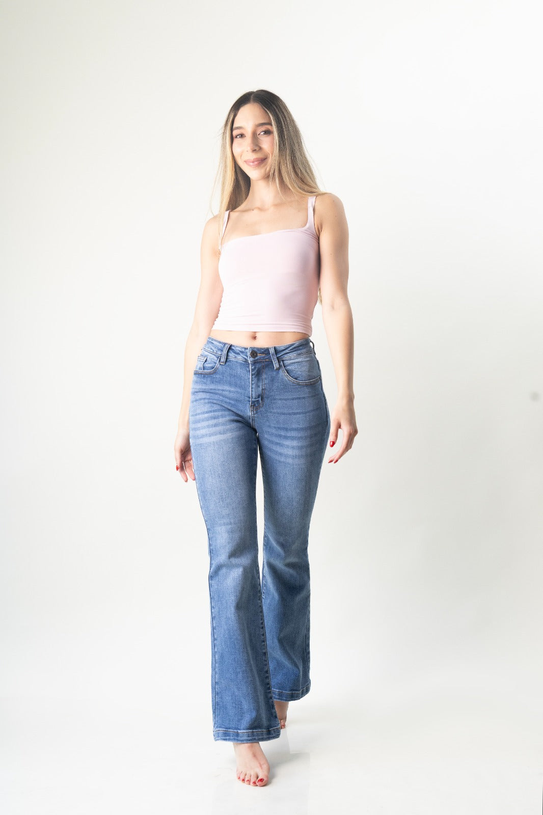 Flare jeans de mezclilla Medium Blue para mujer, vista frontal.