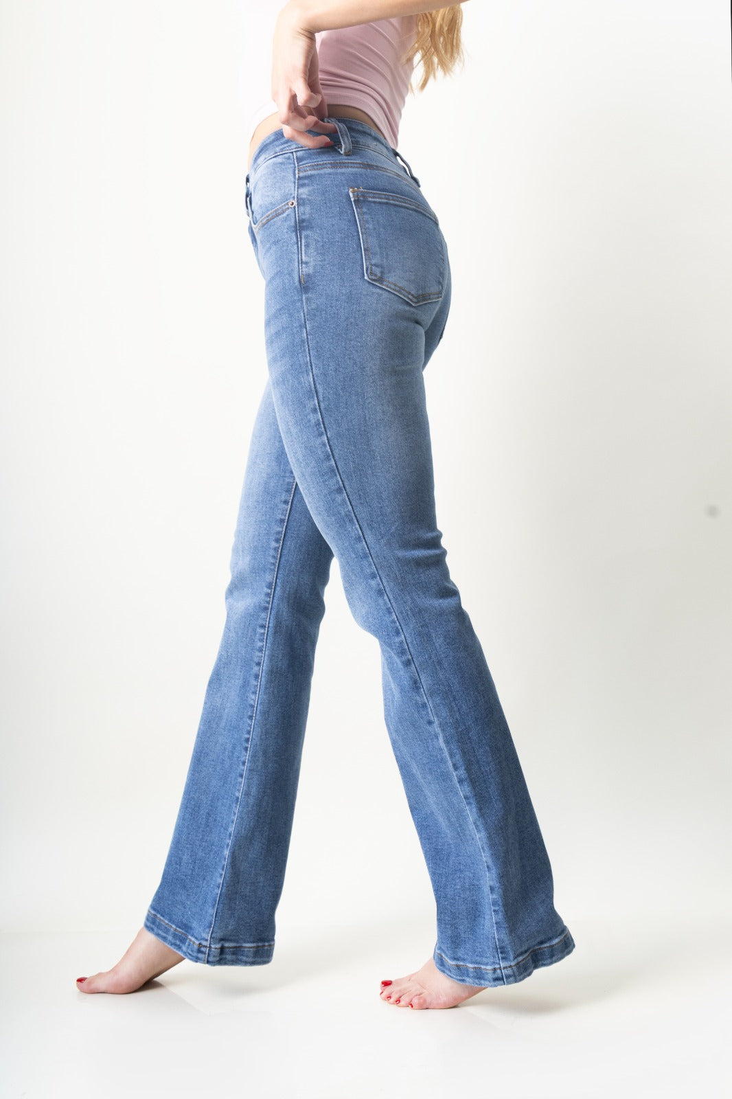 Flare jeans de mezclilla Medium Blue para mujer, vista lateral.