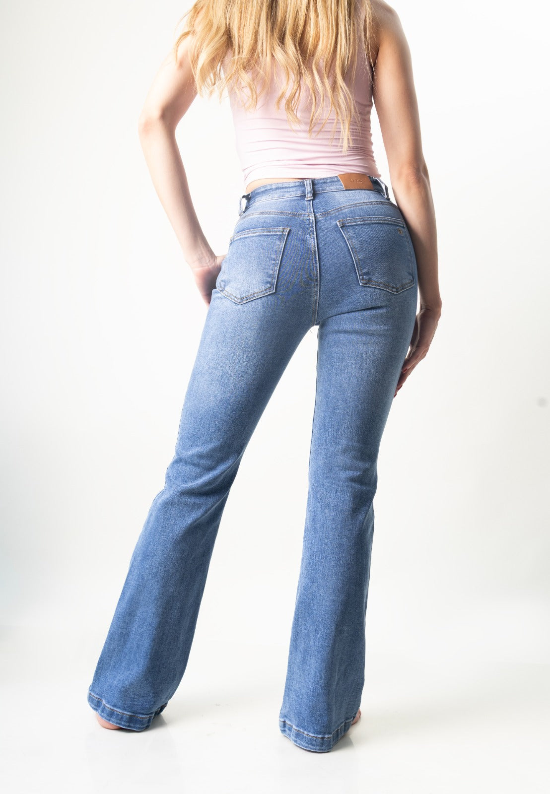 Flare jeans de mezclilla Medium Blue para mujer, vista trasera.