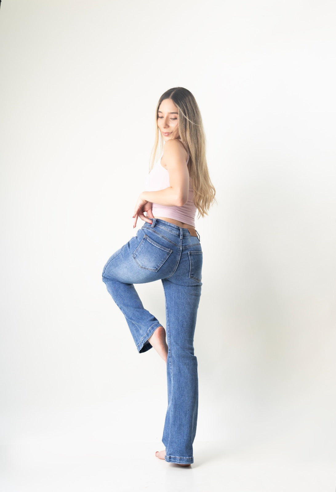 Jeans flare de mezclilla azul medio para mujer Doux Denim, vista trasera