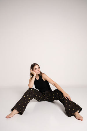 Jeans chocolate con lunares amarillos estilo polka dots