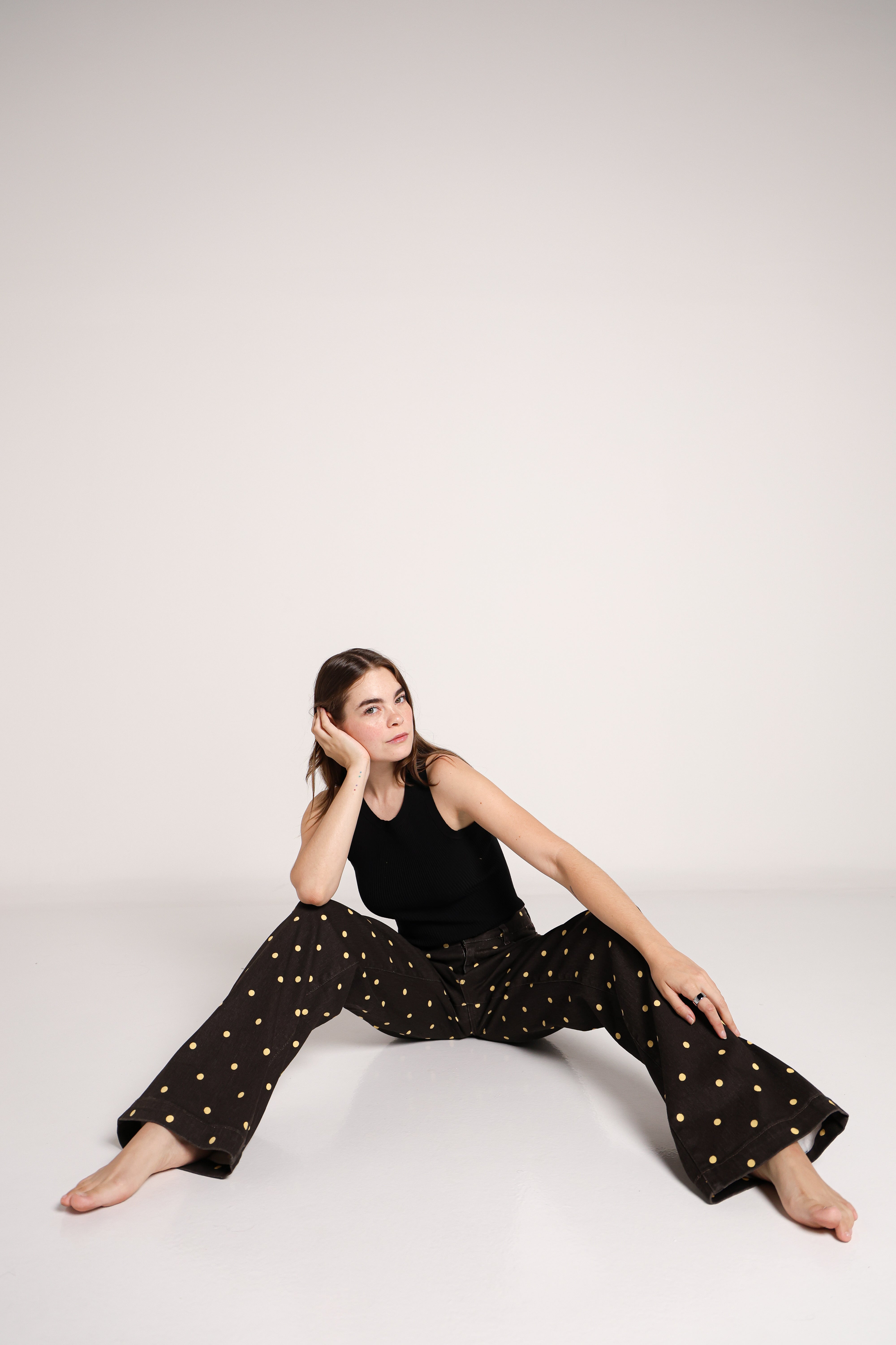 Jeans chocolate con lunares amarillos estilo polka dots