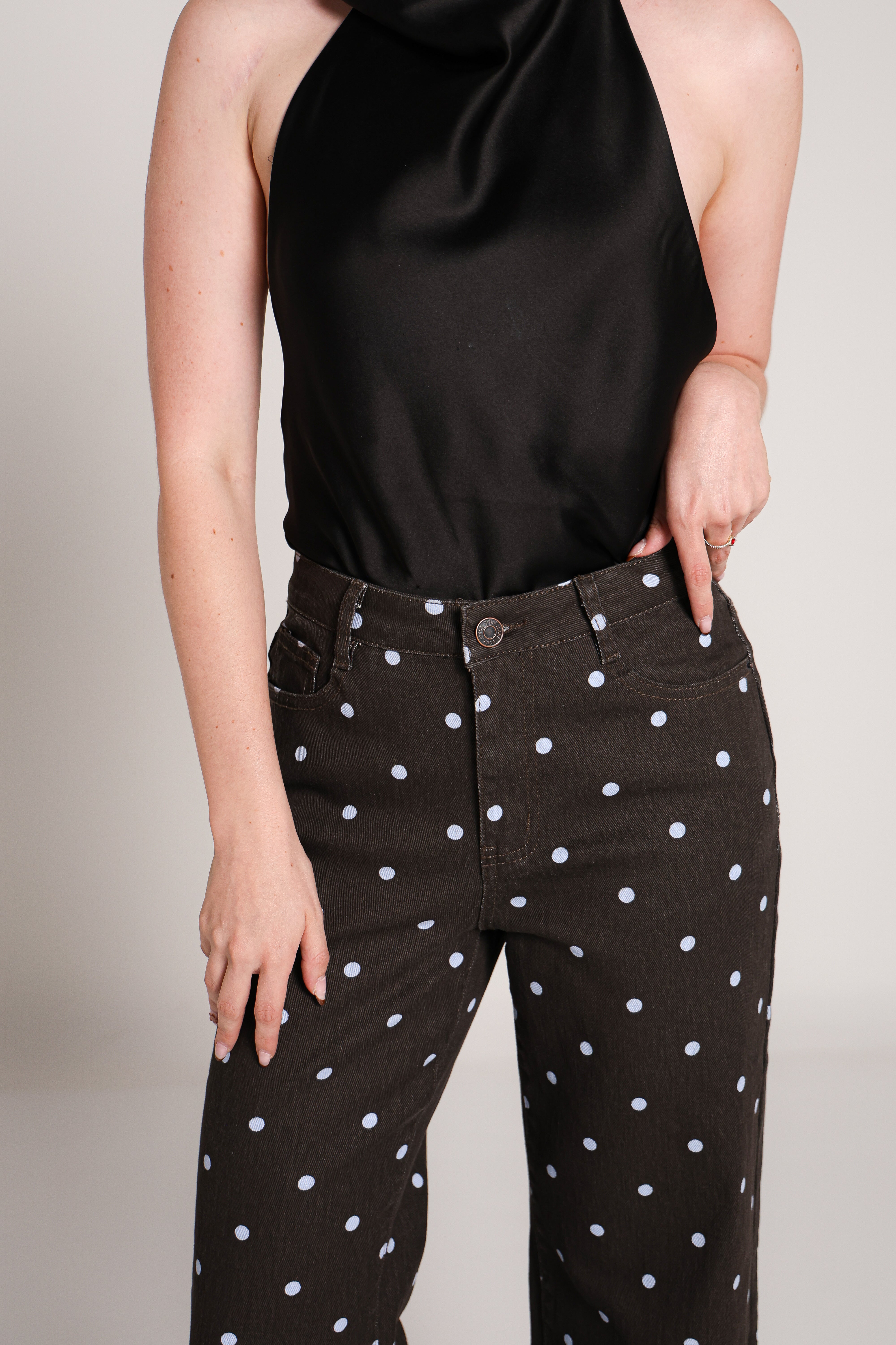 Jeans polka dots chocolate con lunares azules