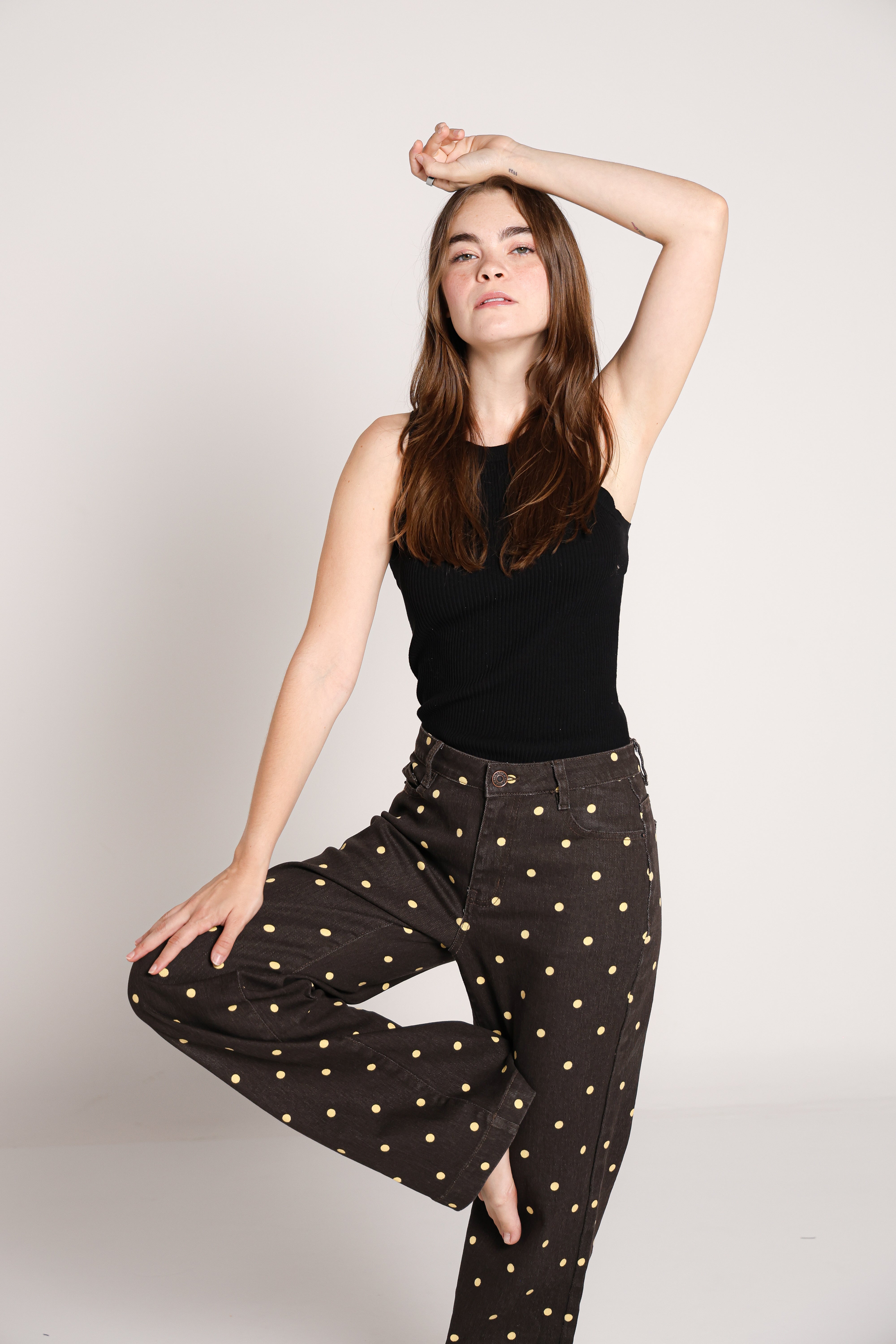 Jeans polka dots color chocolate con lunares amarillos para mujer