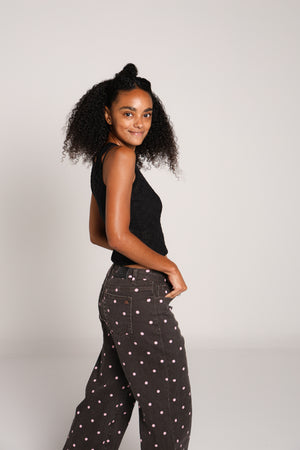 Jeans polka dots chocolate con lunares rosas vista trasera