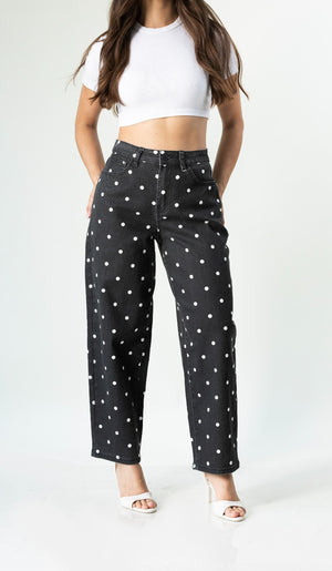 Jeans polka dots negros para mujer con lunares blancos y corte barrel