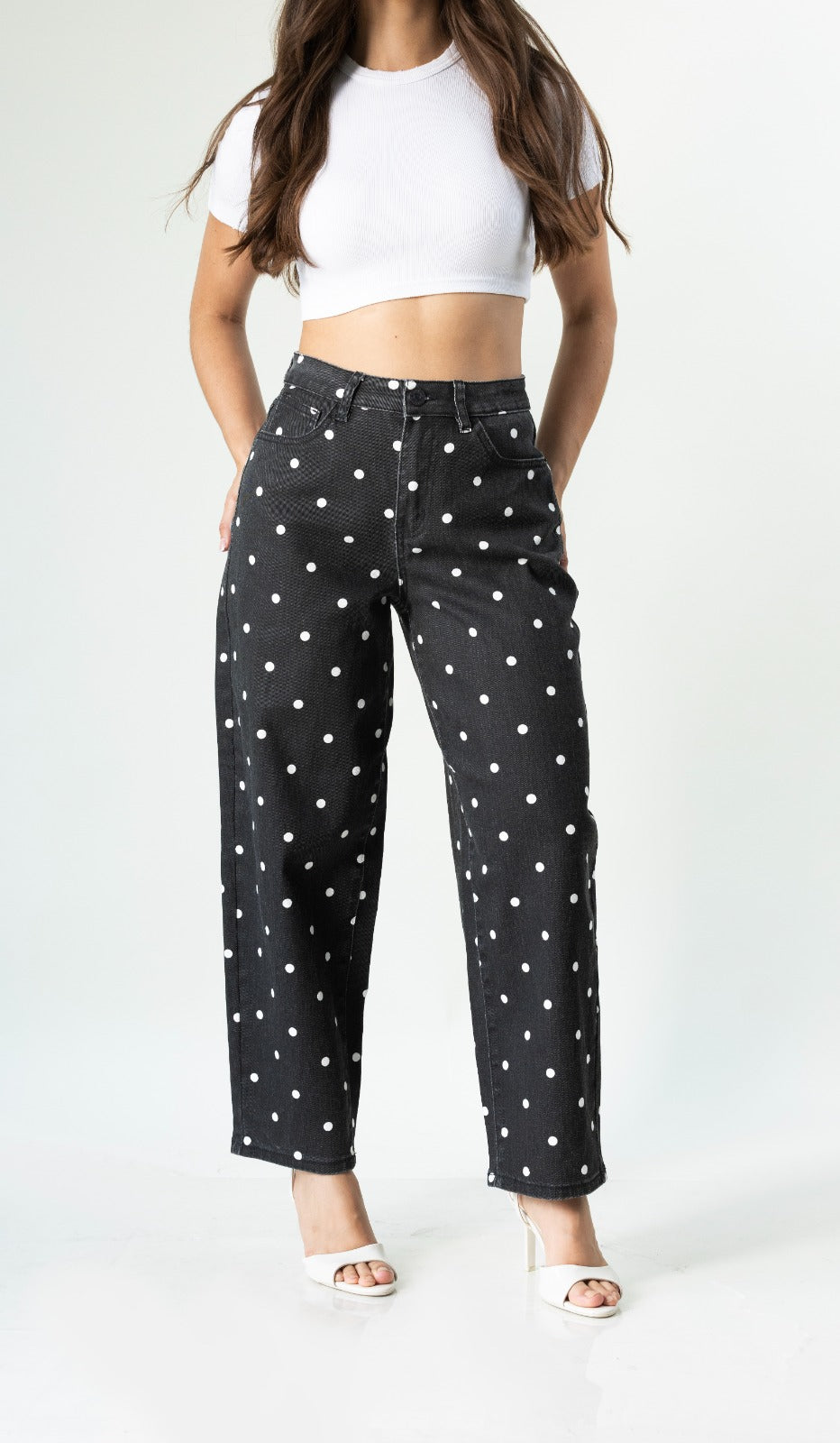 Jeans polka dots negros para mujer con lunares blancos y corte barrel