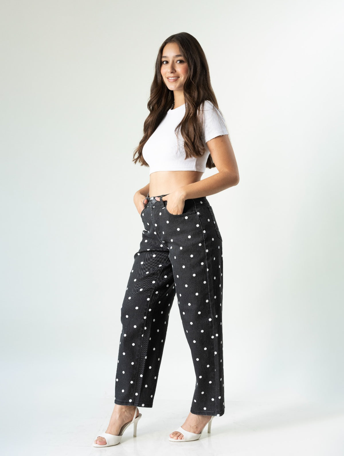 Mujer usando jeans polka dots negros de corte barrel con lunares blancos