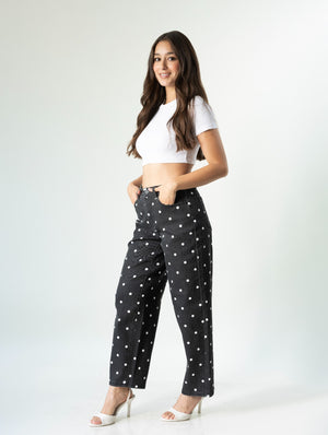 Mujer usando jeans polka dots negros de corte barrel con lunares blancos
