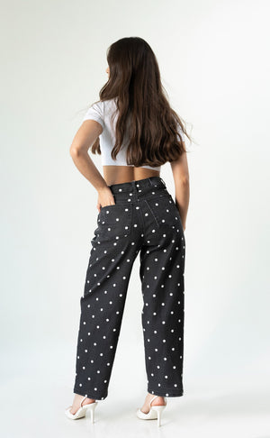 Jeans polka dots negros corte barrel con lunares blancos vista trasera