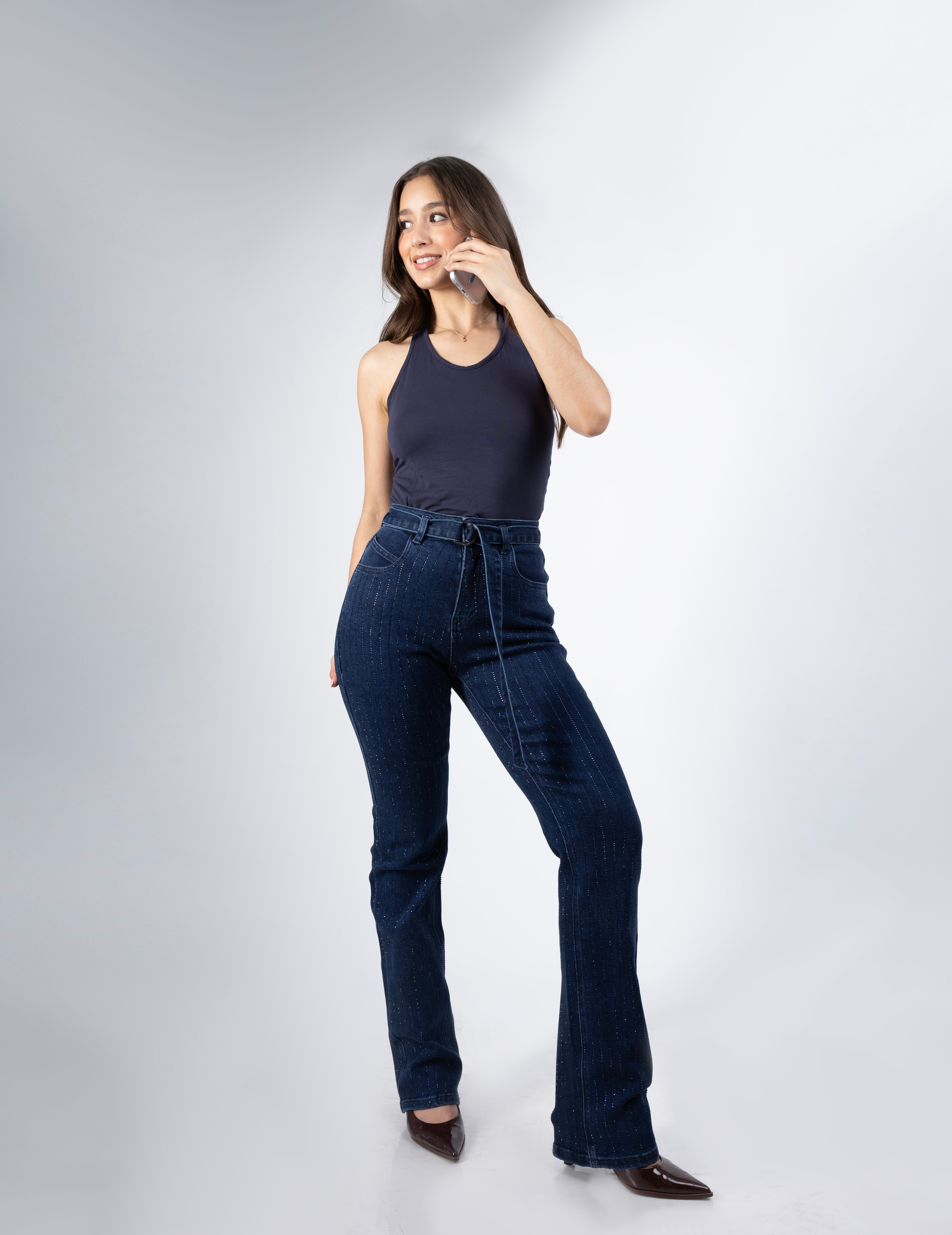 Pantalon acampanado con brillos para mujer vista completa en mezclilla azul