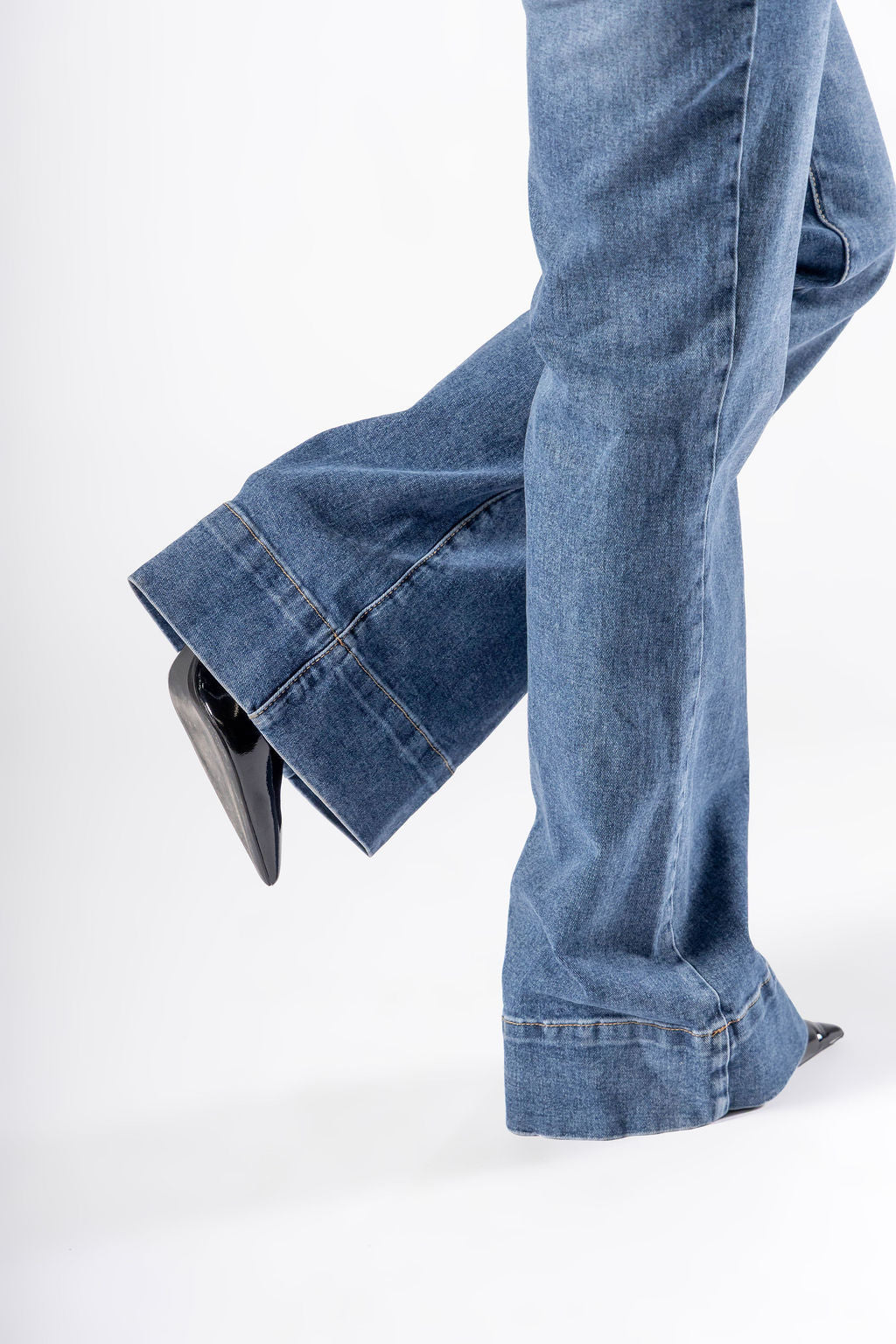 Detalle de pierna amplia en pantalon acampanado blue para mujer