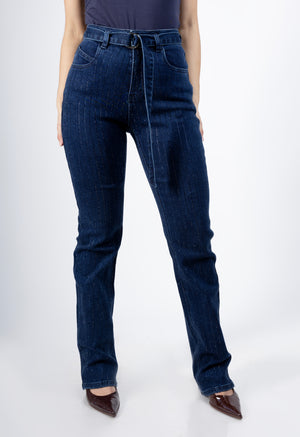 Pantalon acampanado azul con cinto y detalles brillantes vista frontal