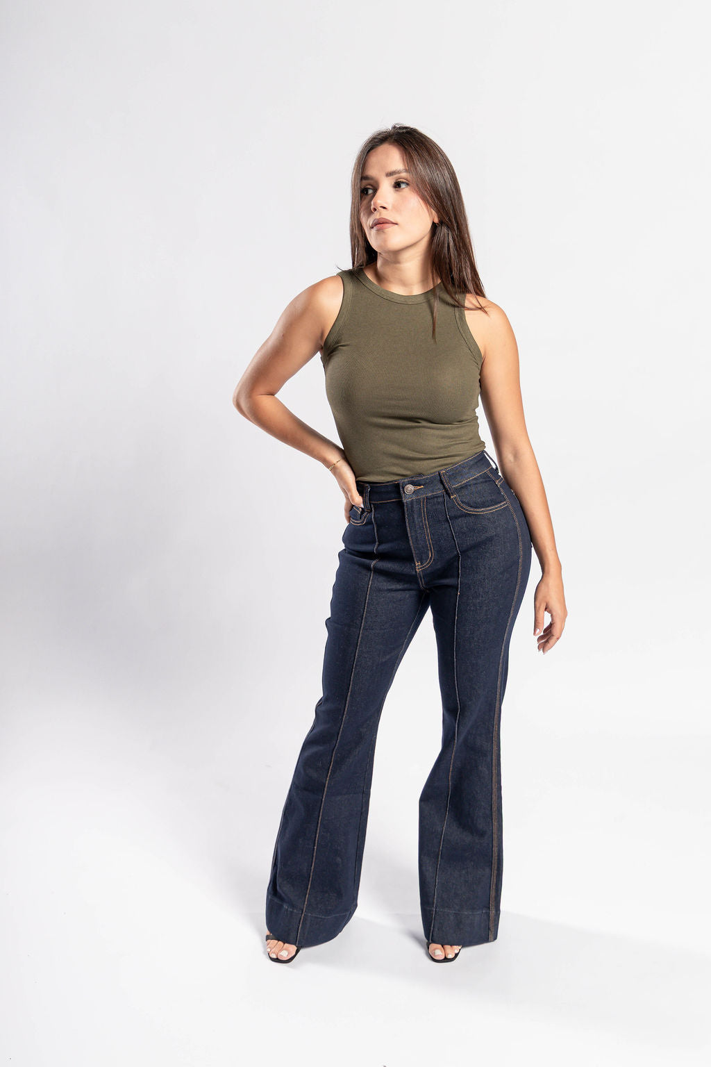 Pantalon acampanado denim índigo oscuro con silueta estilizada para mujer