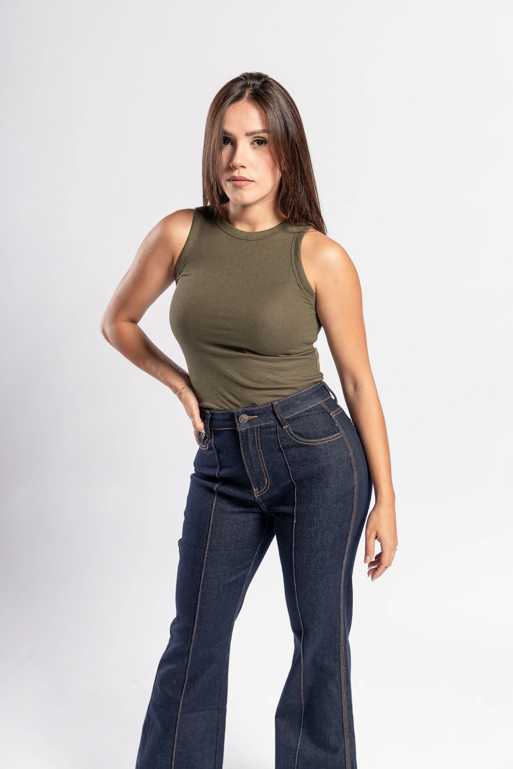 Pantalon acampanado índigo para mujer con tiro alto y corte flare