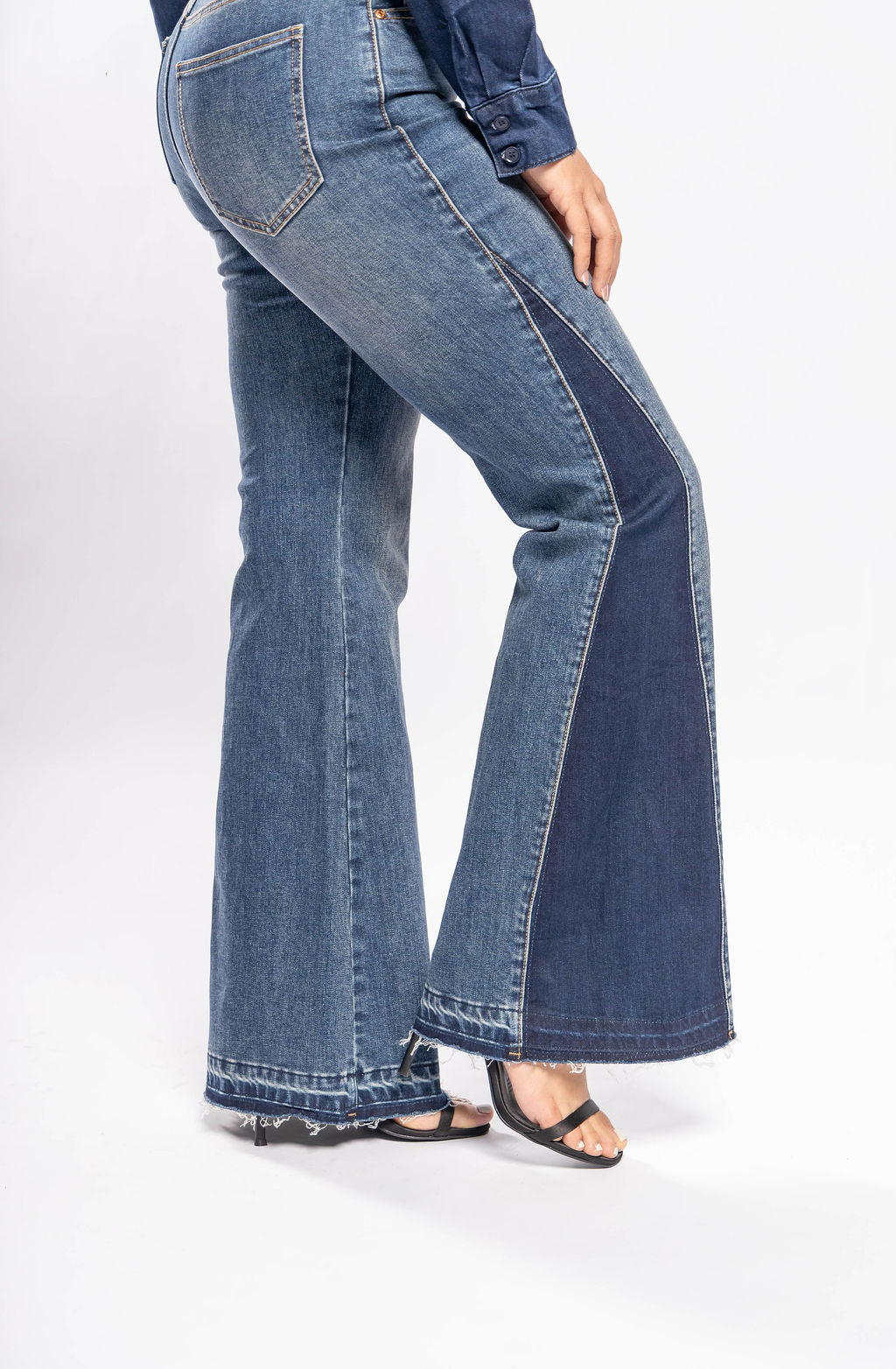 Vista lateral trasera de pantalon acampanado denim azul con contraste lateral