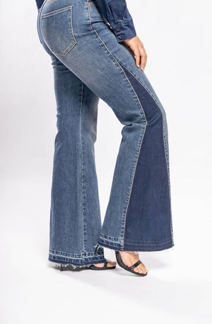 Vista lateral trasera de pantalon acampanado denim azul con contraste lateral