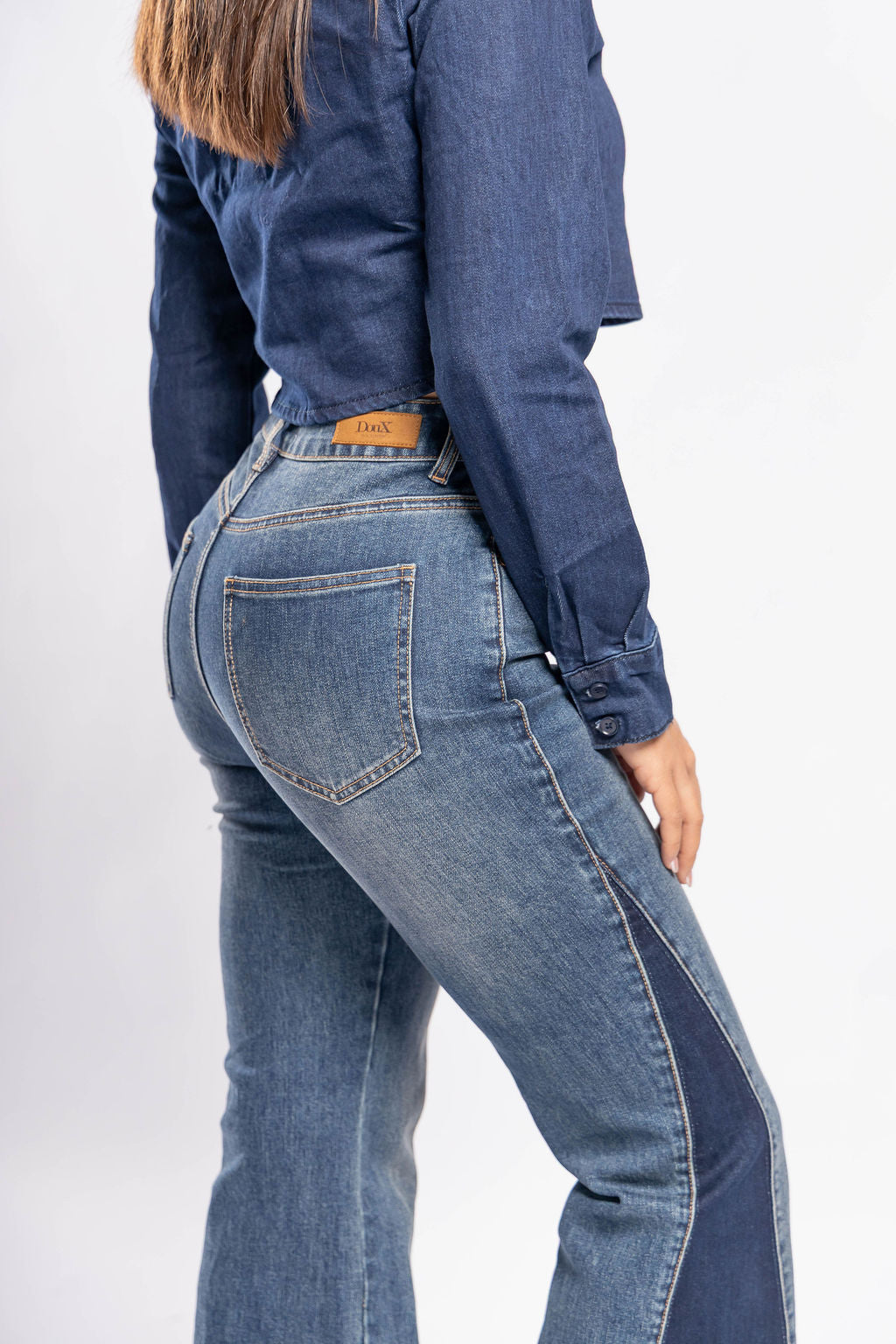 Pantalon acampanado azul para mujer con vista trasera y detalle de contraste lateral