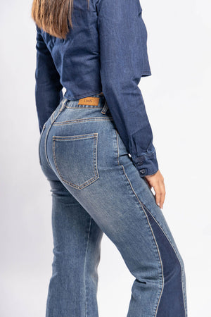 Pantalon acampanado azul para mujer con vista trasera y detalle de contraste lateral