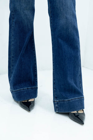 Detalle de pierna acampanada en pantalon blue para mujer con acabado denim lavado