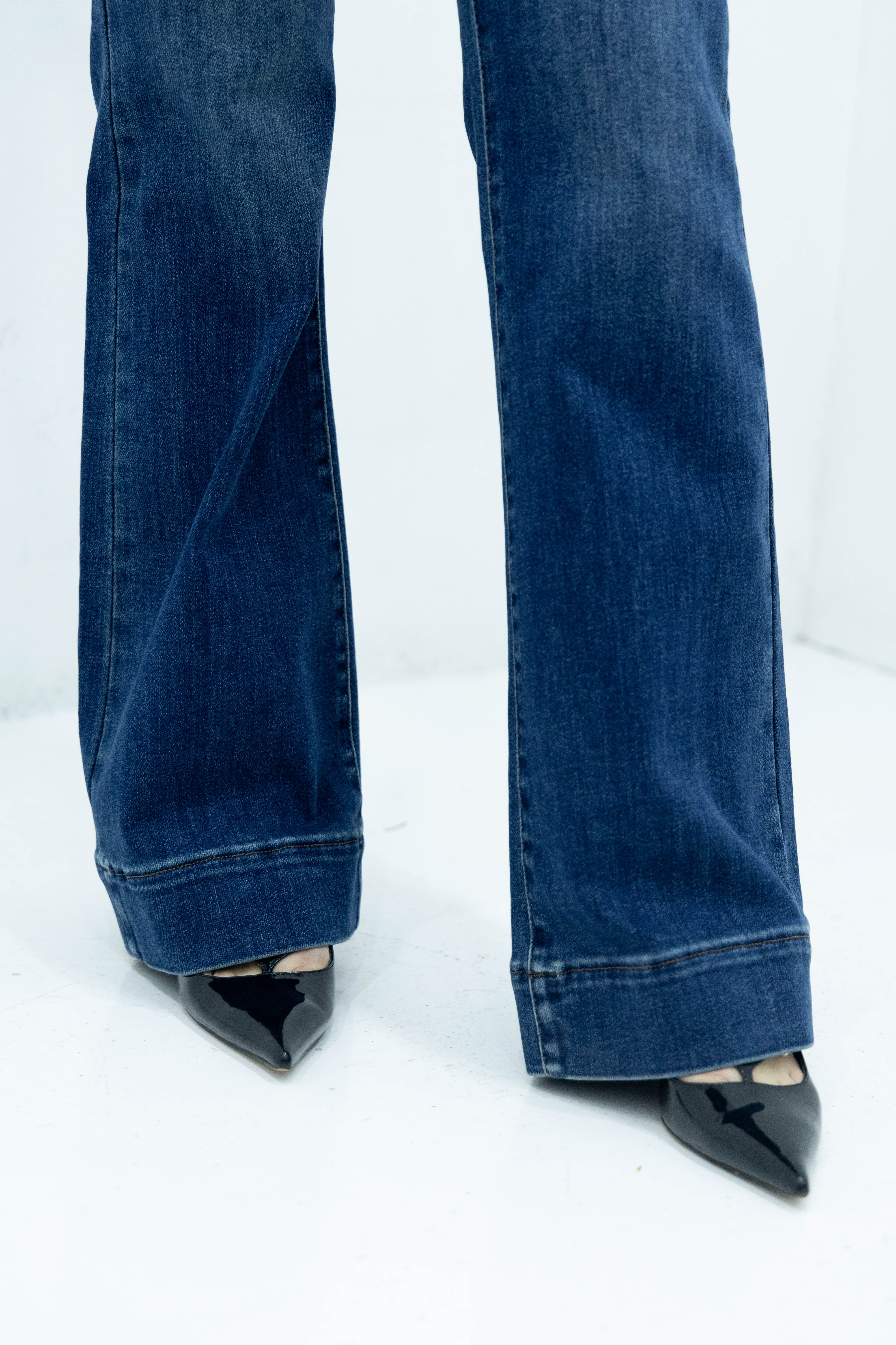 Detalle de pierna acampanada en pantalon blue para mujer con acabado denim lavado