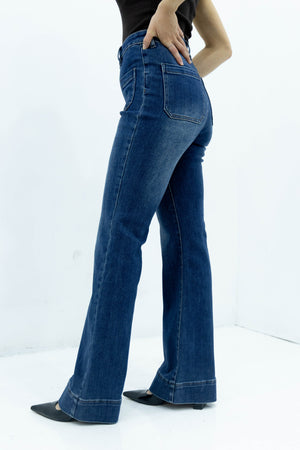 Vista lateral de pantalon acampanado azul con corte favorecedor y pierna amplia