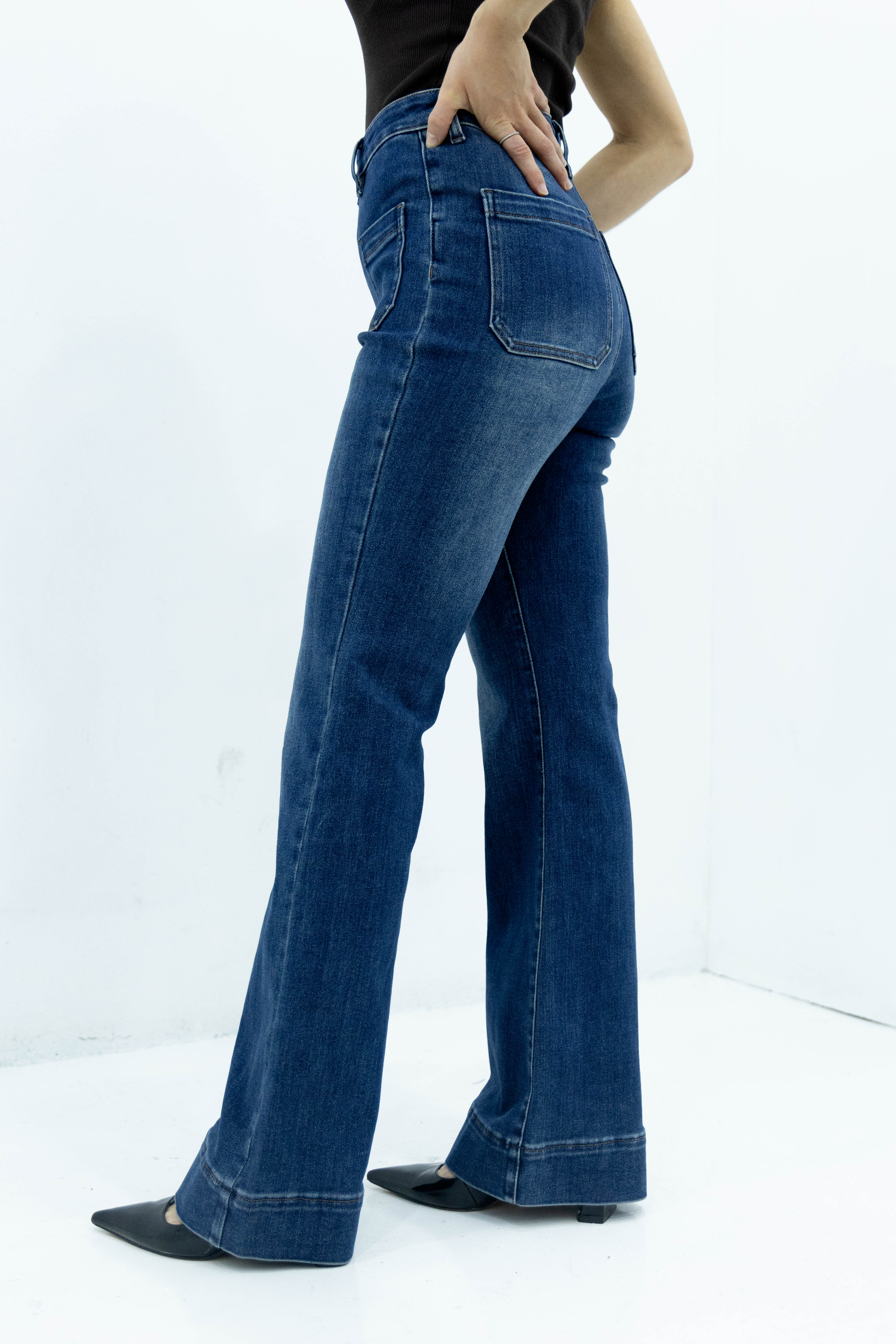 Vista lateral de pantalon acampanado azul con corte favorecedor y pierna amplia