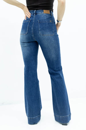 Vista trasera de pantalon acampanado blue con bolsillos amplios y mezclilla lavada