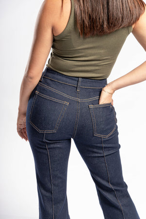 Detalle trasero de pantalon acampanado mujer azul oscuro con ajuste y costuras