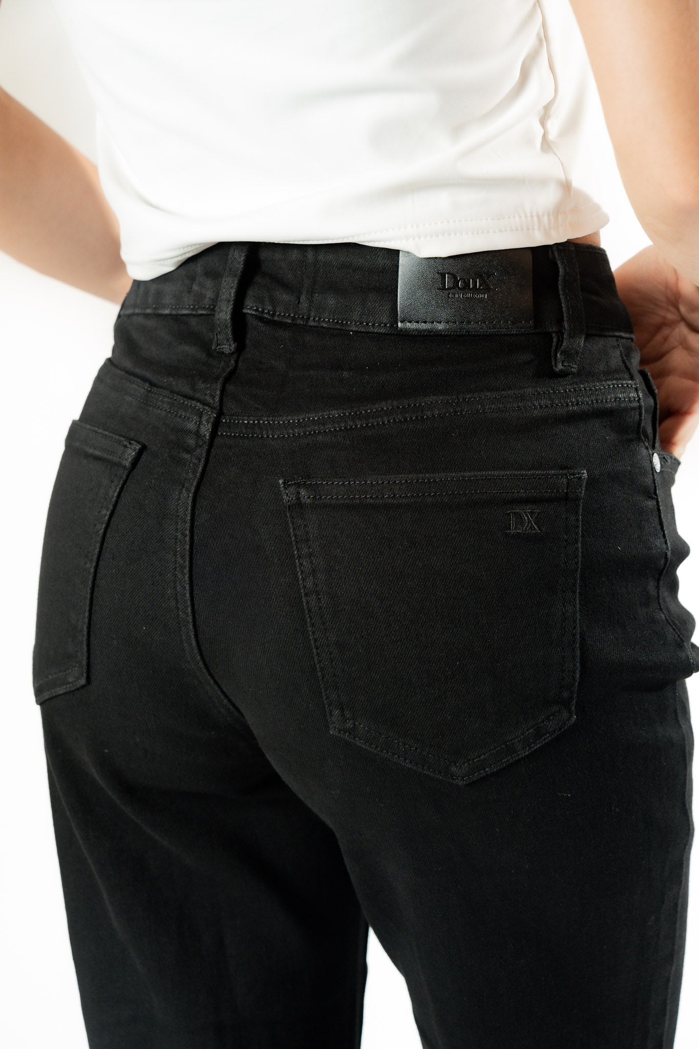 Pantalon acampanado mujer negro detalle trasero de bolsillo y parche