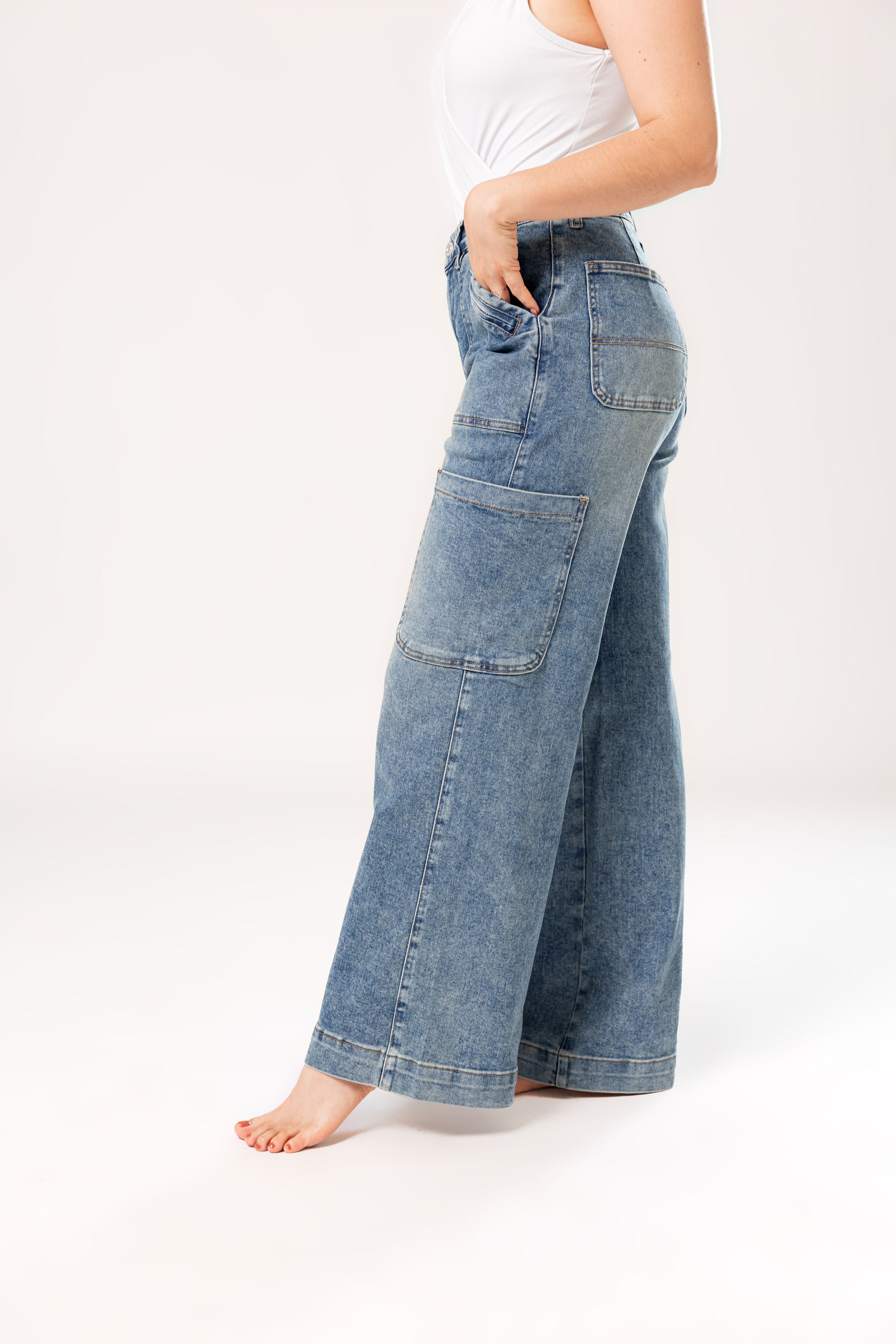 pantalon cargo azul de mujer vista lateral detalle de bolsillos cargo y pierna amplia