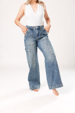 pantalon cargo azul de mujer vista frontal tiro alto con bolsillos laterales