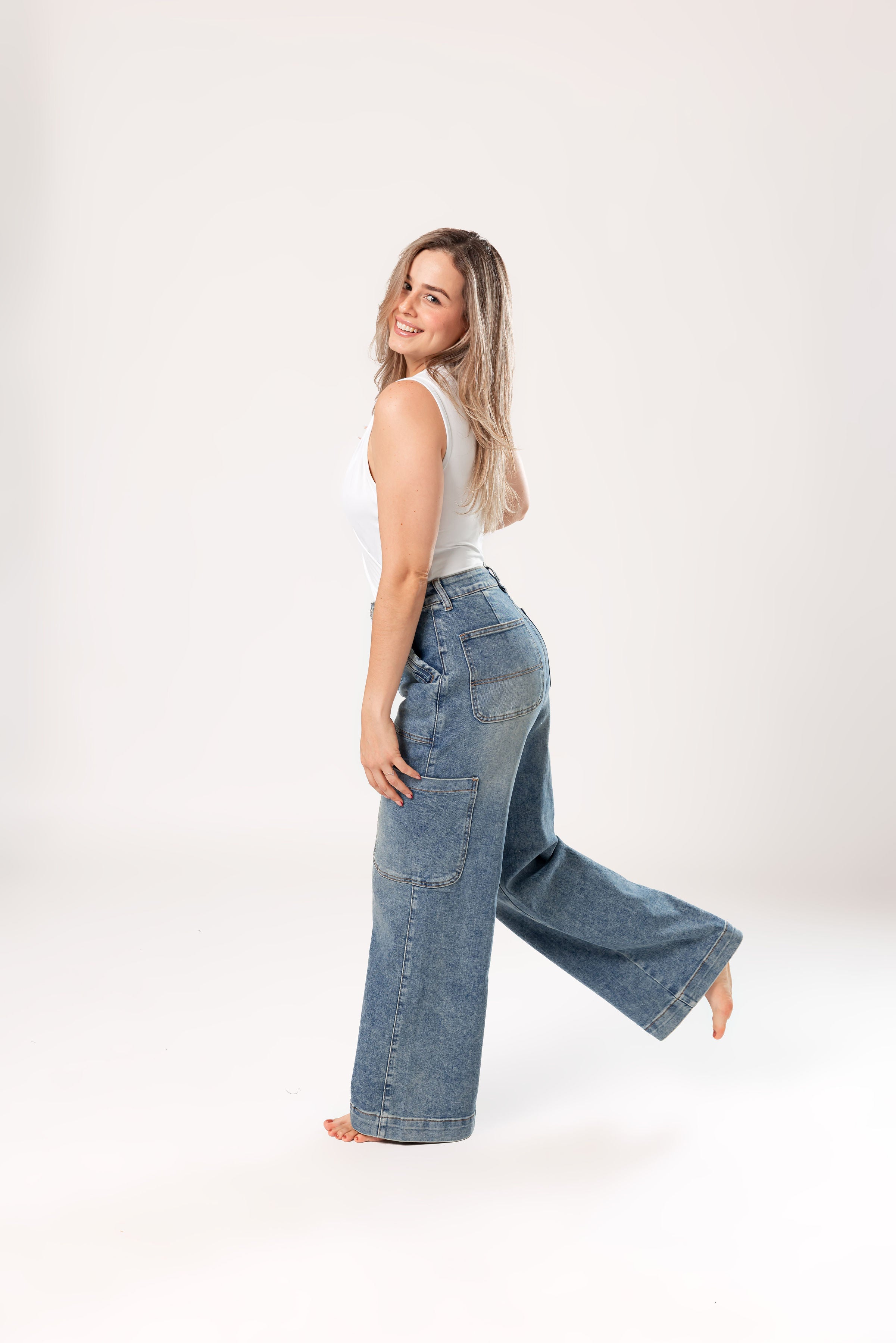 pantalon cargo azul de mujer corte wide leg vista lateral con bolsillos cargo