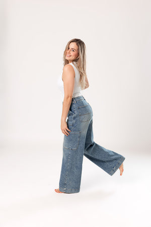 pantalon cargo azul de mujer corte wide leg vista lateral con bolsillos cargo