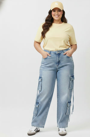 Pantalon cargo CURVY azul claro vista frontal con bolsas laterales