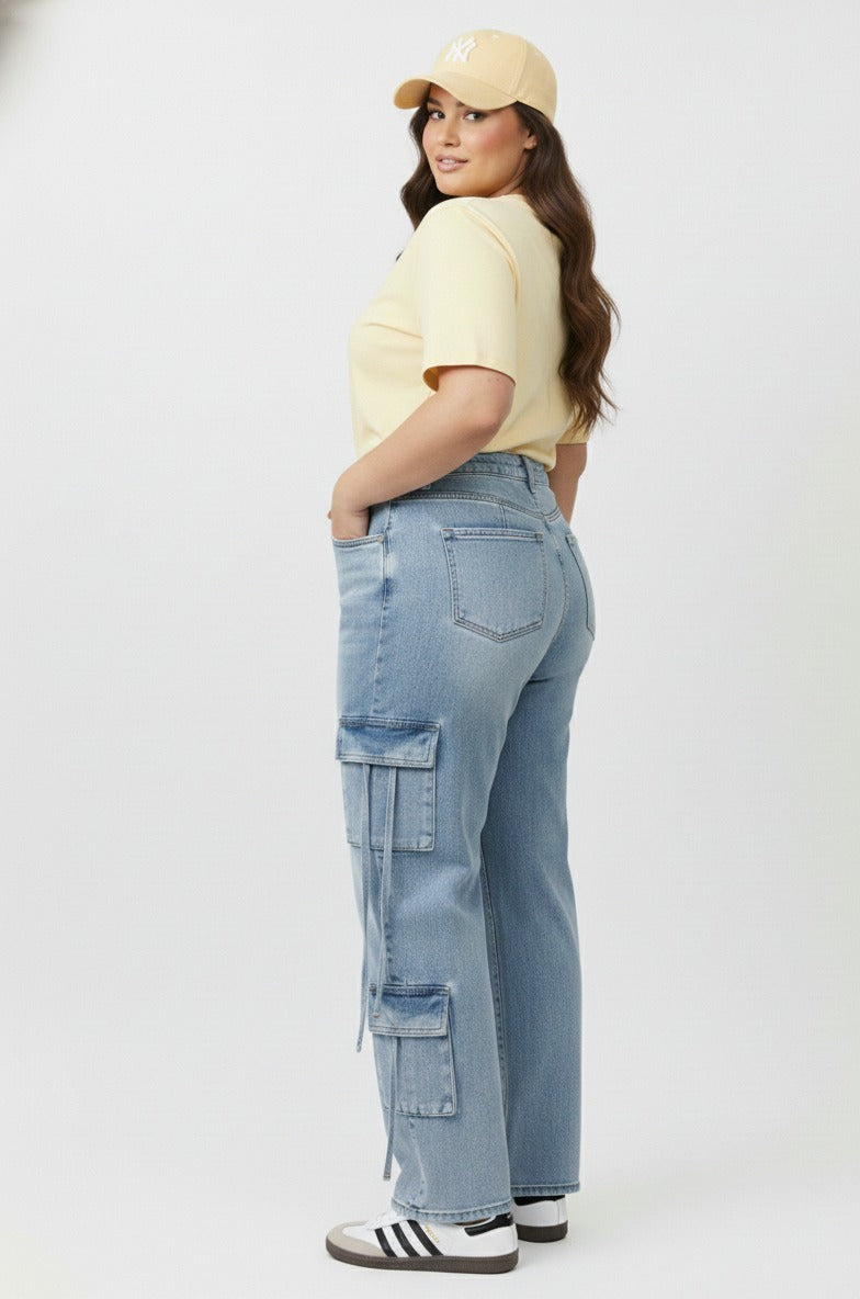 Pantalon cargo CURVY para mujer vista trasera en mezclilla azul clara