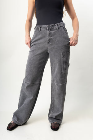 pantalon cargo gris vista frontal mostrando tiro alto y pierna amplia