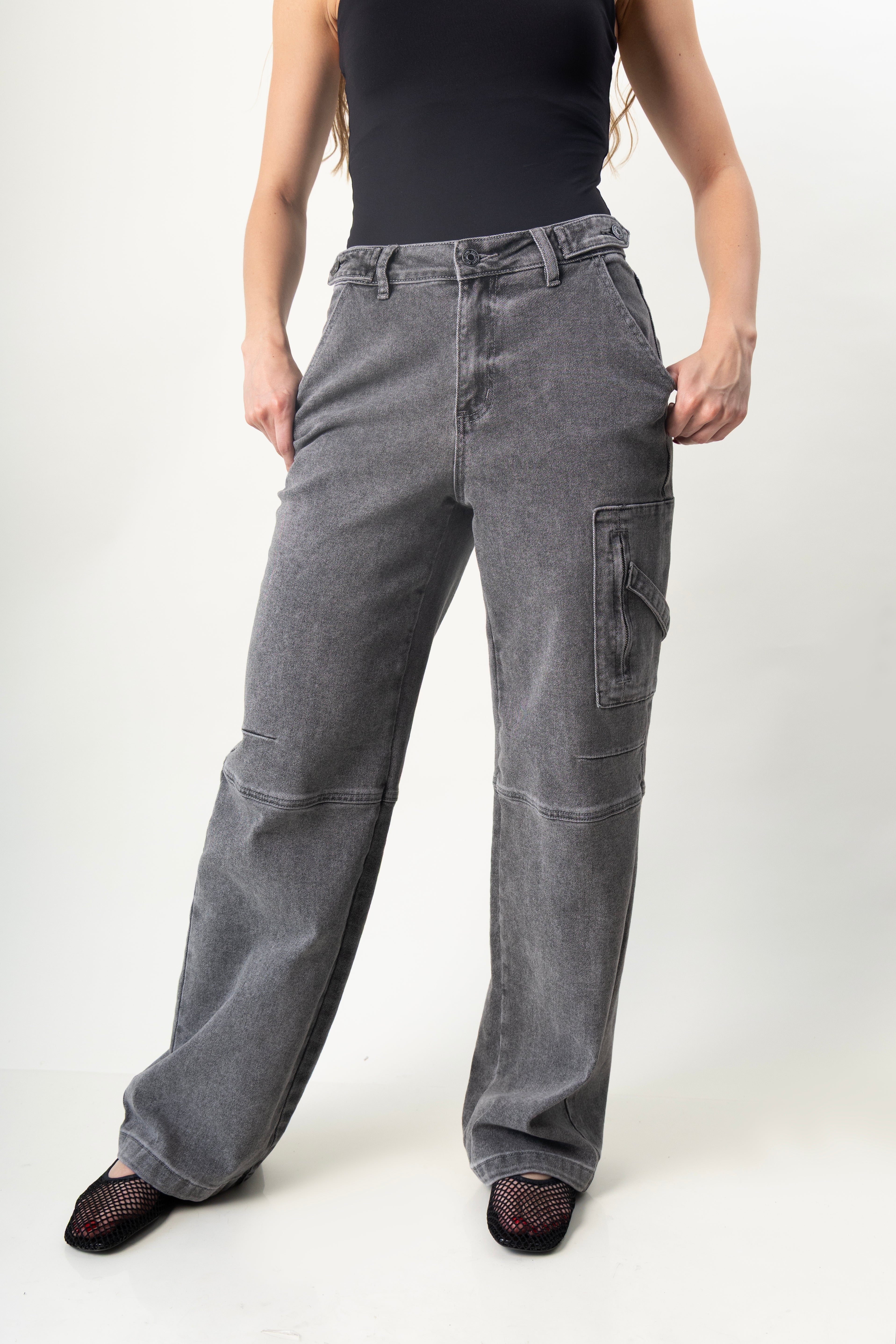 pantalon cargo gris vista frontal mostrando tiro alto y pierna amplia