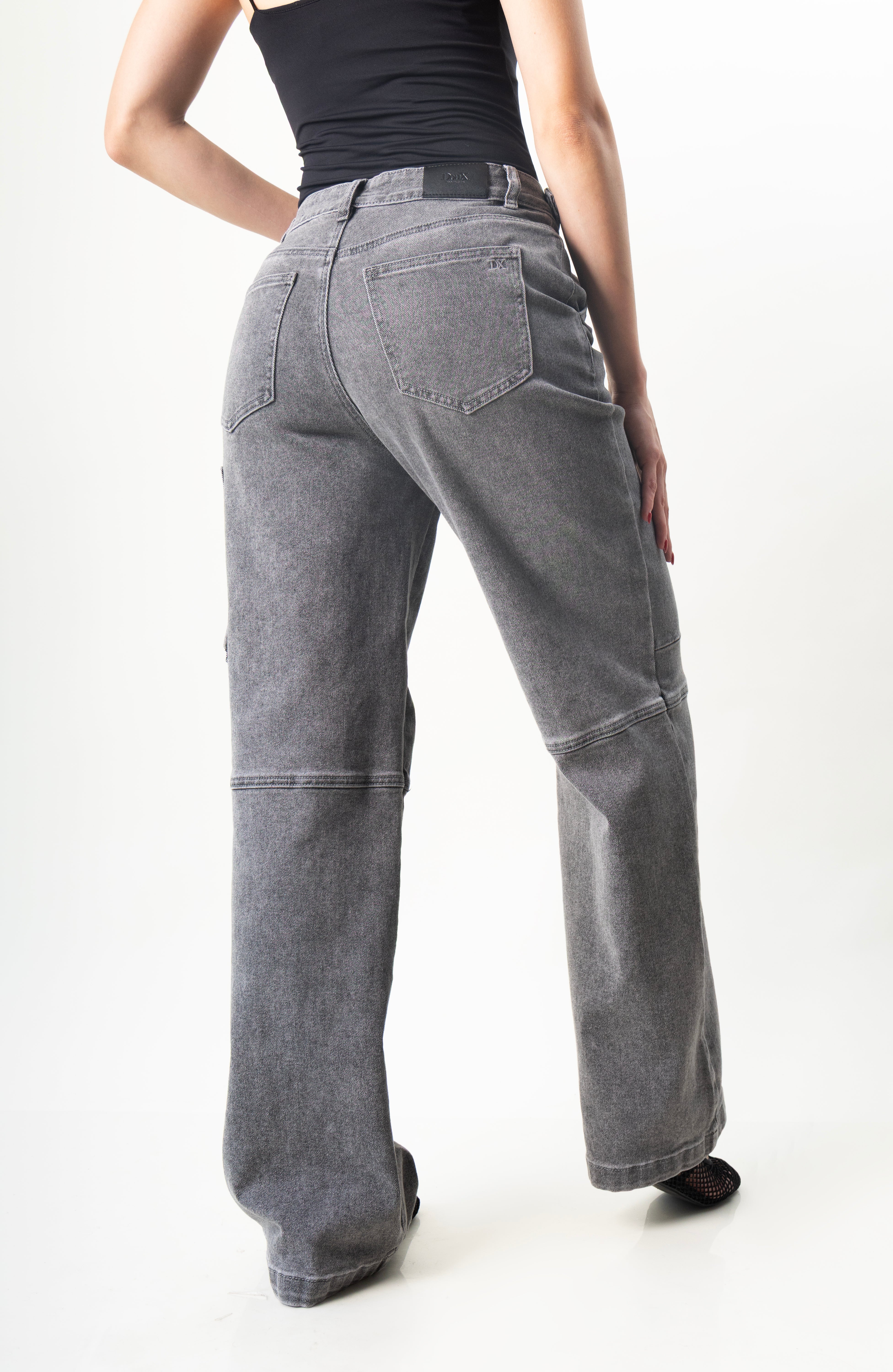 pantalon cargo gris vista trasera con bolsillos y corte recto amplio