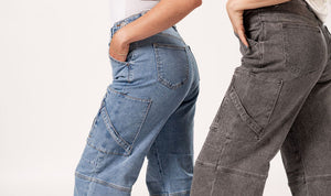 Detalle trasero de pantalon cargo azul claro con bolsas utilitarias amplias