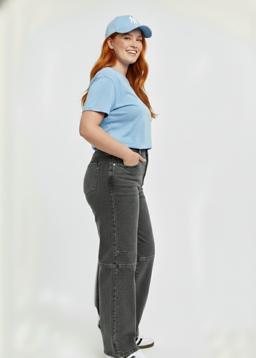 Vista lateral de pantalon cargo grey para mujer con fit relajado y diseño utilitario