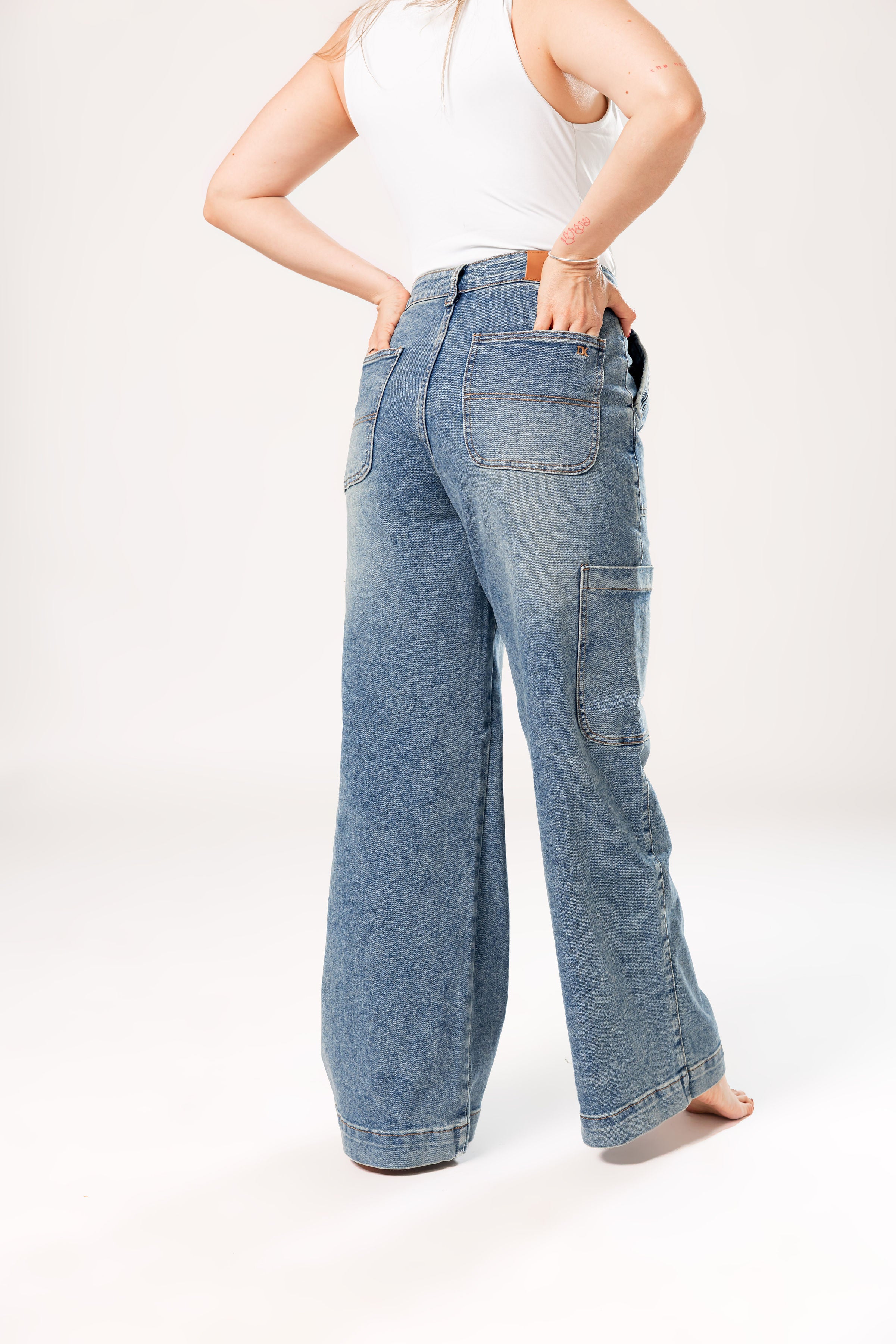 pantalon cargo azul vista trasera con bolsillos en modelo