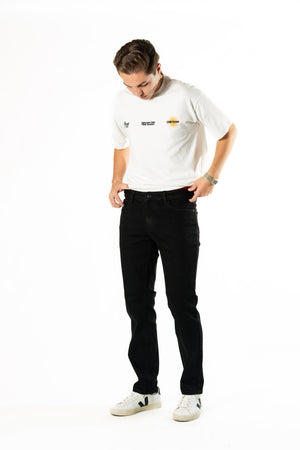 Pantalon de hombre negro corte slim vista frontal en modelo
