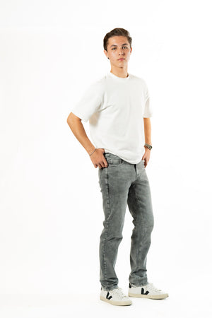 Pantalon de hombre gris corte skinny vista lateral completa