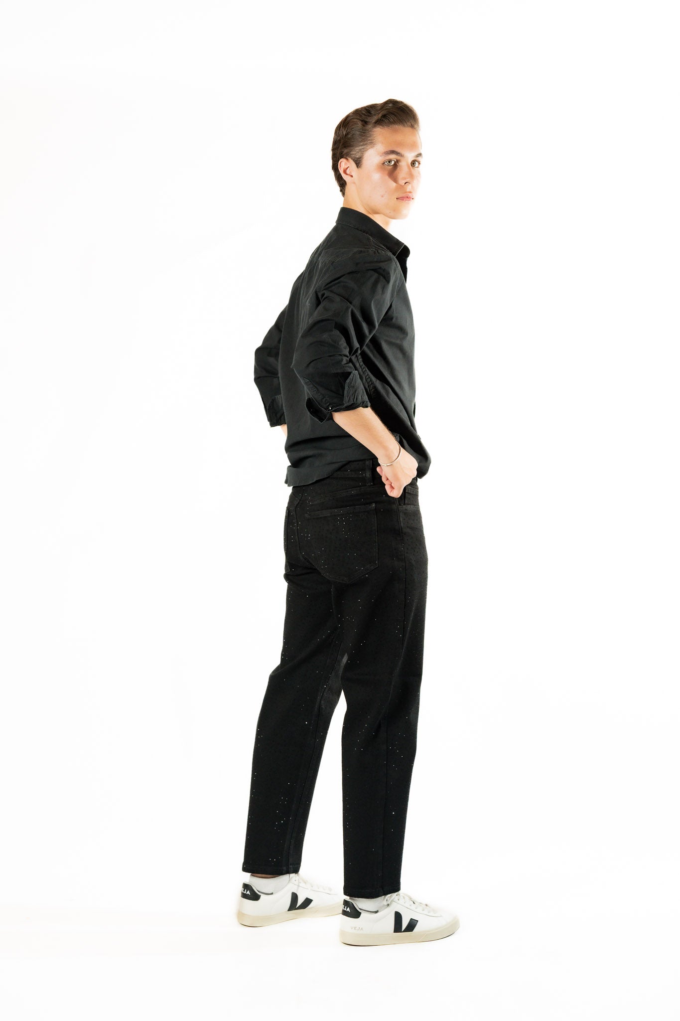 Pantalon de hombre negro con brillos corte loose fit vista lateral completa